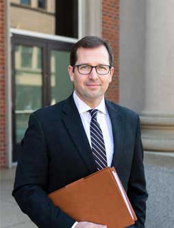 وکیل ملکی کیست و چه پرونده‌هایی را قبول می‌کند؟